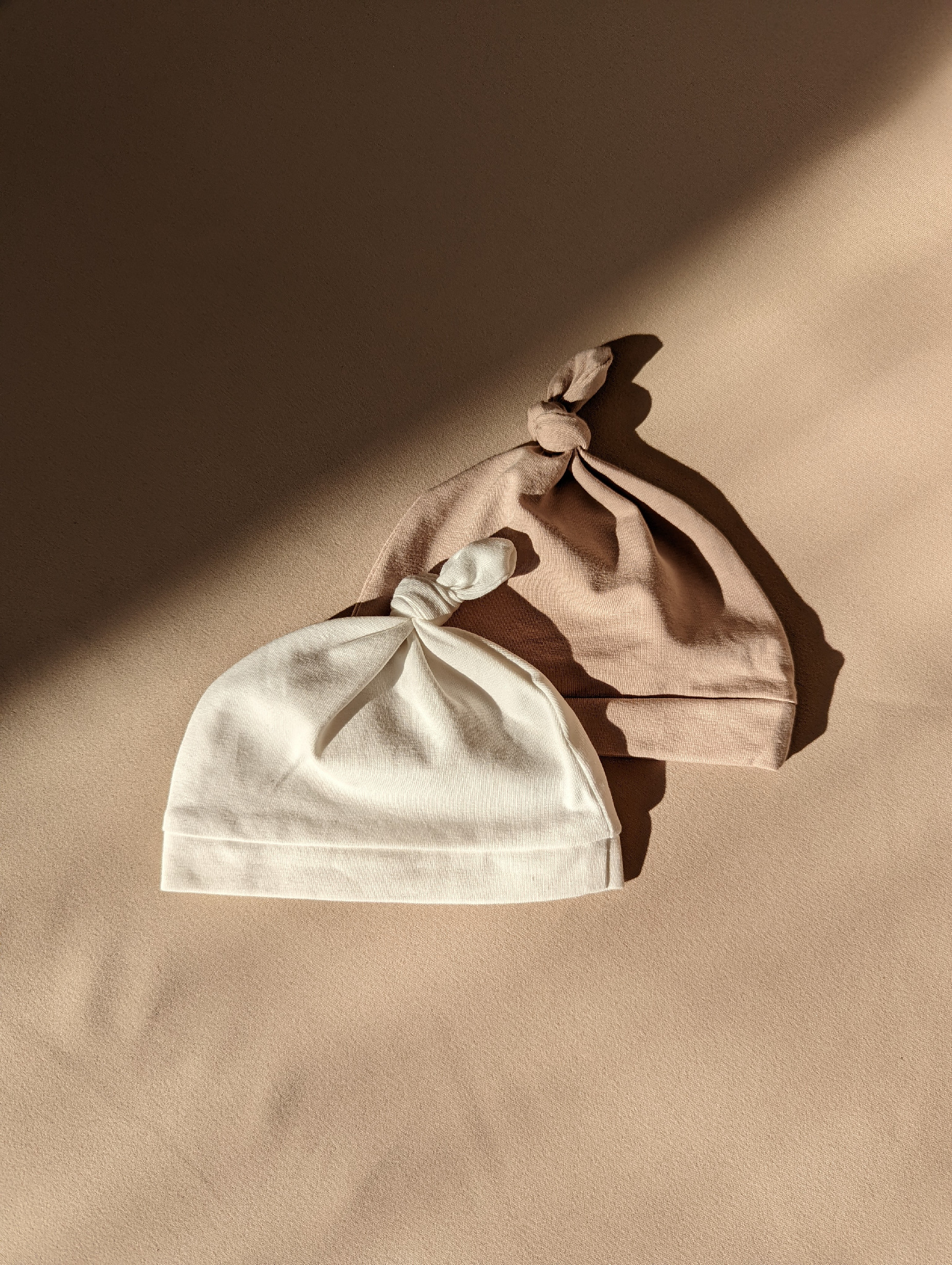 AND Dětská čepička s uzlíkem - bílá, 3-6 m