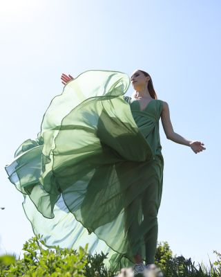 Žena je ako kvet! Ak ho polievaš, odvďačí sa ti krásou! 🌷🧚🏻 . . #vecernesaty #moda #modnynavrhar #bratislava #luciaYildiz...