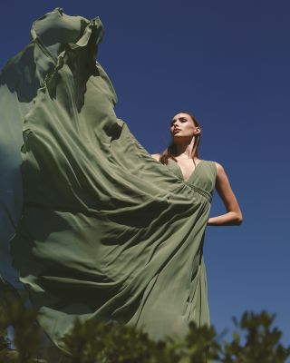 Každá je Bohyňou 💚 . . . #luciaYildiz #slowfashion #bohogoddess #etherealstyle #naturallook #handmadedress #greenfashion...