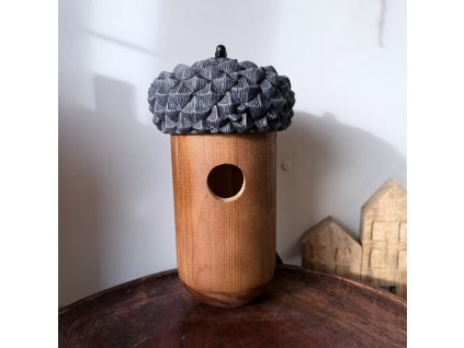 Budka pro ptáčky ve tvaru žaludu