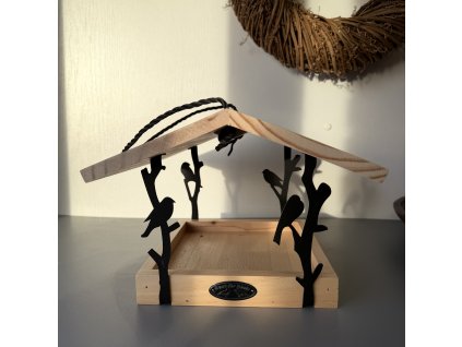 Krmítko pro ptáky z masivního dřeva