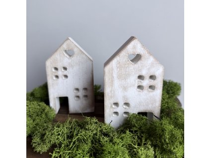 Dřevěný domeček srdce bílý