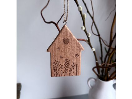 Dřevěný domeček k zavěšení luční kvítí