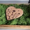 Dřevěné srdíčko k zavěšení luční kvítí 12,5cm velké