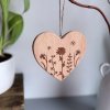 Dřevěné srdíčko k zavěšení luční kvítí 12,5cm velké