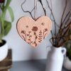 Dřevěné srdíčko k zavěšení luční kvítí 9cm malé
