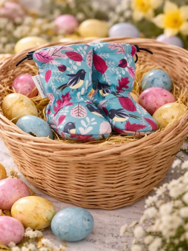 🐰🌷 Velikonoce jsou za dveřmi a my máme něco extra roztomilého! Představte si malé nožičky v těch nejměkčích capáčcích,...