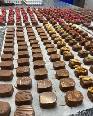 Xmas samples vs fresh zesty raspberry bonbons #lucieglaister #lucieglaisterchocolatier