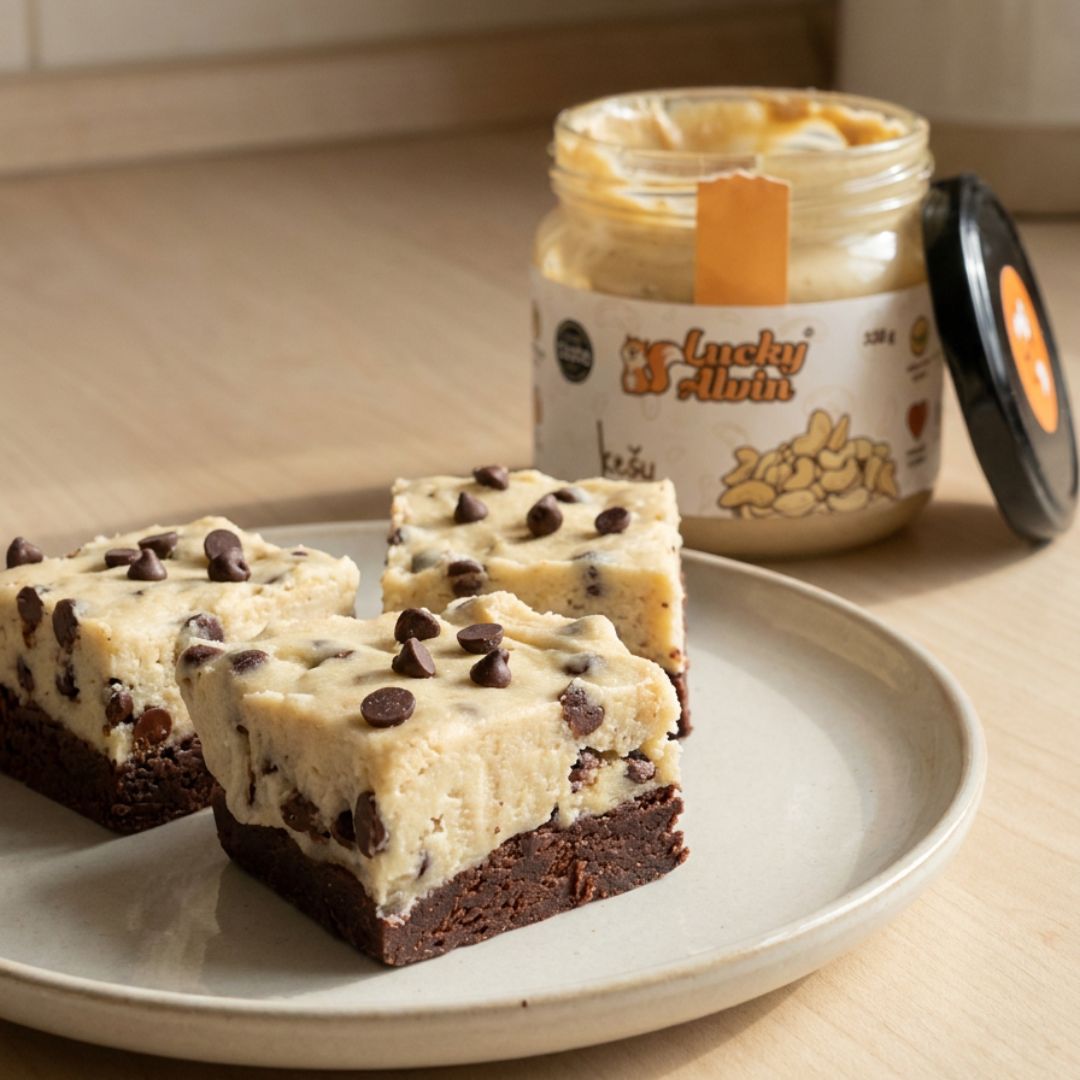 Nepečené brownie řezy s cookie dough vrstvou z cottage sýra