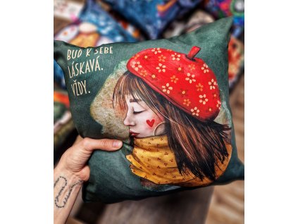 Vankúšik Be Kind (tmavý) SKLADOM