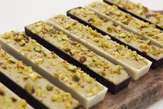 Otestuj dubajskou v hořké nebo bílé čokoládě a objev tu svou ideální kombinaci! ✨ Která ti zachutná víc – intenzivní hořká...