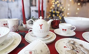 Vánoční porcelánová kolekce by inspire s motivem rukavic a mašle, červená dekorace, jídelní servis na sváteční stůl.