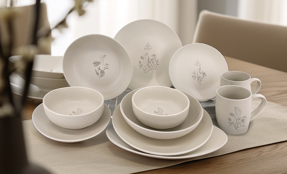 Kolekce Cream Charm – elegantní keramická jídelní souprava v matném smetanovém/taupe provedení s jemným květinovým motivem. Nadčasový design pro harmonické stolování.