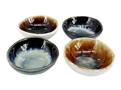 Sada čtyř malých, kulatých keramických misek Ripple o průměru 8,5 cm, každá s unikátní barevnou a ručně glazovanou vnitřní úpravou.
