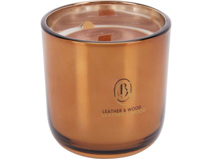 Velká vonná svíčka v lesklé měděné skleněné nádobě, s dřevěným knotem a logem "B" a nápisem "Leather & Wood".