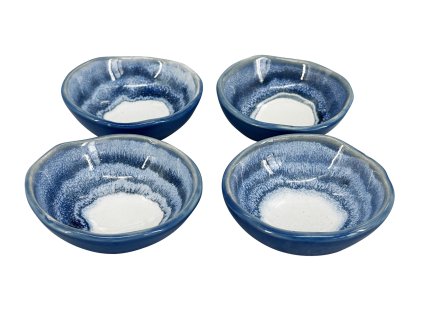 Sada čtyř malých, kulatých keramických misek Ripple o průměru 8,5 cm, každá s unikátní modrou a ručně glazovanou vnitřní úpravou s bílým středem.