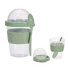 Cestovní kelímek na jogurt JOGO se dvěma oddělenými komorami a lžičkou v zářivě zelené barvě.