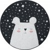 Dětský kobereček Bear - materiál bavlna, průměr 120 cm, barva černá a bílá, motiv noční oblohy a medvěda.