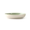 Keramická polévková miska Serena Leaf se zeleným vnitřkem a krémovým vnějškem, s nepravidelným tvarem a embosovaným okrajem.