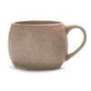 Starorůžový keramický hrnek Nubo s buclatým tvarem, matným povrchem a neglazovaným, světle hnědým spodním okrajem.