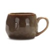 Hnědý keramický hrnek Nova s buclatým tvarem, lesklou glazurou a tmavším okrajem a ouškem.