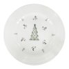 Porcelánový mělký talíř Croft Advent Berries, bílý porcelán s embosovaným okrajem, motiv zeleného vánočního stromku a větviček s červenými bobulemi.