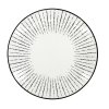 Dezertní porcelánový talíř Linea Dash ø 19 cm, bílý s černým grafickým dekorem přerušovaných čar.
