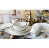 Vánoční porcelánová jídelní sada Stříbrná Koleda s talíři, mísou a hrnkem. Fotka ukazuje sváteční tabuli s vánočními dekoracemi.