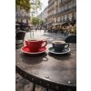Silnostěnné šálky Roma červený cappuccino šálek 180 ml a šedý prreso šálek 75 ml na venkovní zahrádce.
