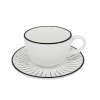 Sněhobílý porcelánový šálek na espresso Alba Dash s podšálkem a černým dekorem čárek.
