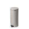 Štíhlý, ale objemný profil šedého koše Brabantia NewIcon 30 l Soft Grey.