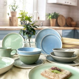 Klid, krása, příroda. 🌿 Seznamte se s kolekcí Serena, kde se ruční práce snoubí s přírodními barvami. Vyberte si z teplé...