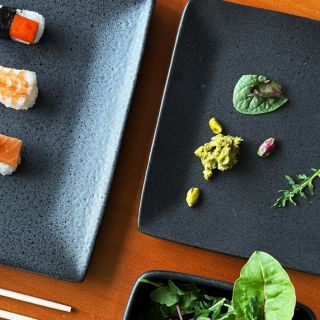 Odvaha, elegance, minimalismus. 🖤 Seznamte se s naší keramickou kolekcí Caviar, která přinese na váš stůl sofistikovanost...