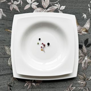 Minimalismus, elegance, dokonalost. ✨ Naše porcelánová kolekce Verto přináší na váš stůl nadčasový design s čistými...