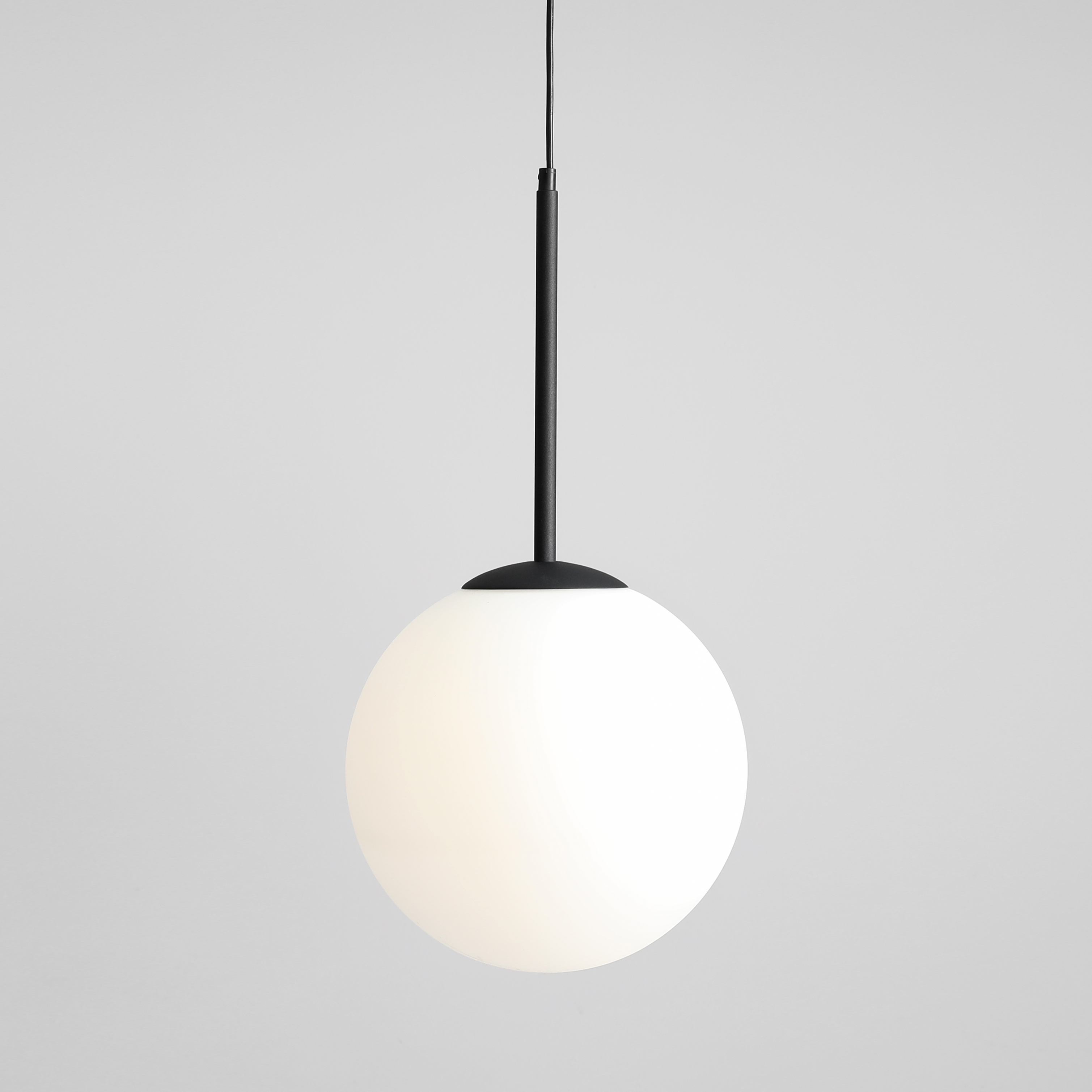 BOSSO | Elegantná závesná lampa s tienidlom z mliečneho skla Farba: Čierna