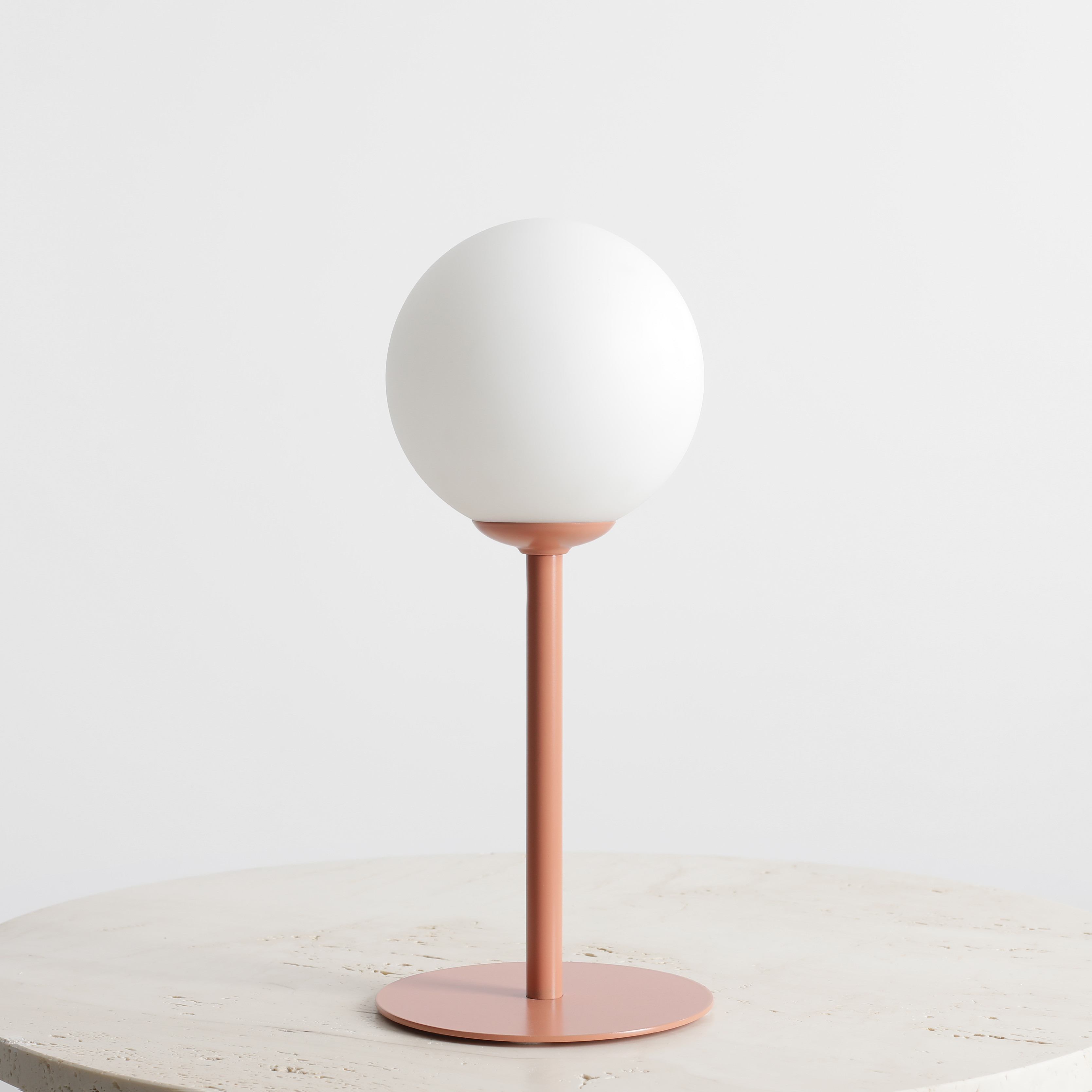 PINNE | minimalistická stolná lampa Farba: Koralová