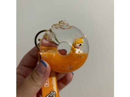 Corgi v oranžové tekutině