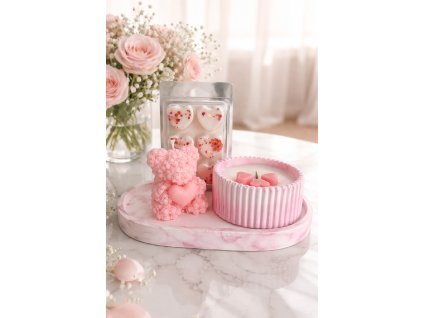 Valentýnské pohlazení: Dárkový set s růžovým medvídkem a svíčkou