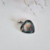 Kovový přívěsek - srdce s motivem květu - 2 x 2 cm