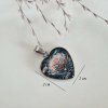 Kovový přívěsek - srdce s motivem květu - 2 x 2 cm