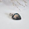 Kovový přívěsek - srdce s motivem květu - 2 x 2 cm