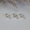 Kovový přívěsek - křížek - stříbrný - 2 x 1,1 cm