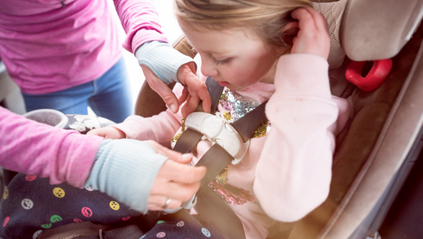 Jak správně pásat děti v autosedačkách? 🚗👶