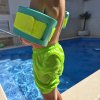 Rychleschnoucí neonově zelené plavecké šortky