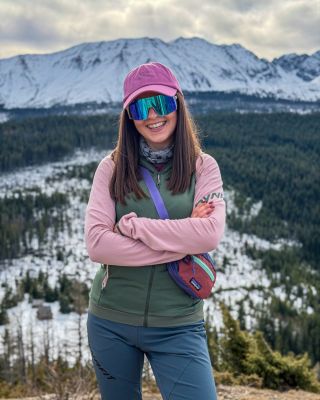 Neodpustíš si hory ani v teplejších měsících? 🏔️ Na těch nejvyšších vrcholcích pořád najdeš stopy sněhu. Chraň si tak...