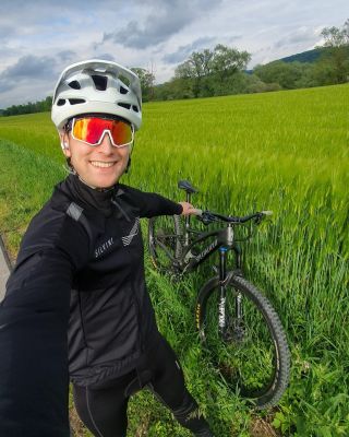 Ideální parťák na kolo proti hmyzu je jednoznačně Lumiva Evo. 💥 A ten červený fotochromatický zorník je takový zázrak, že...