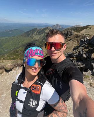 Ve dvou se to vždycky lépe táhne. 🤝🏻 Doplň výbavu brýlí taky o běžeckou vestu a užívej si léto plné pohybu po boku se svým...