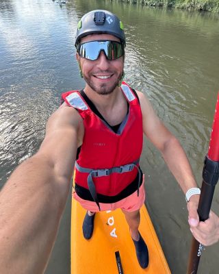 Vyrážíš s kámošema na vodu? 🏄🏽 Model Evo 01006 tě podrží i tam. Díky zrcadlovým zorníkům🪞 budeš mít perfektní přehled o...