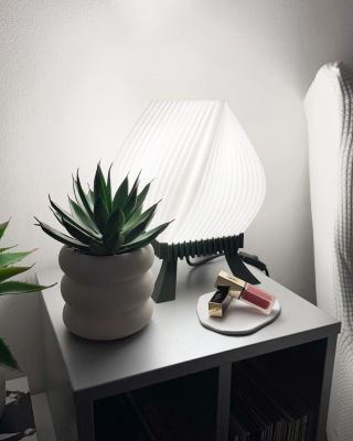 Cuwee – design, který okouzlí ✨ Představujeme lampičku Cuwee, která spojuje jemné křivky stínítka s kontrastními liniemi...