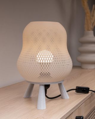 💡Stolní lampička Braidy přináší do prostoru harmonii tvaru, světla a struktury. Její organický tvar s jemně perforovaným...